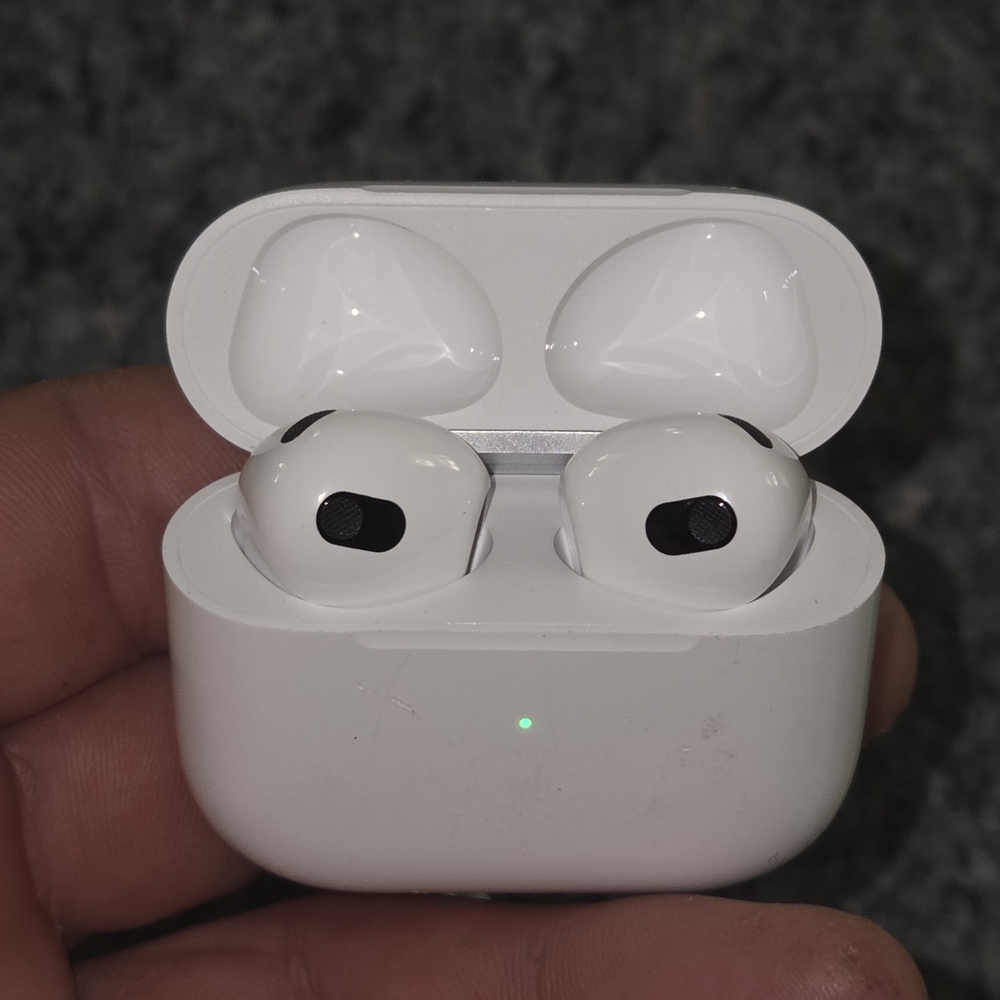 Apple White Wireless Earbuds with Case
